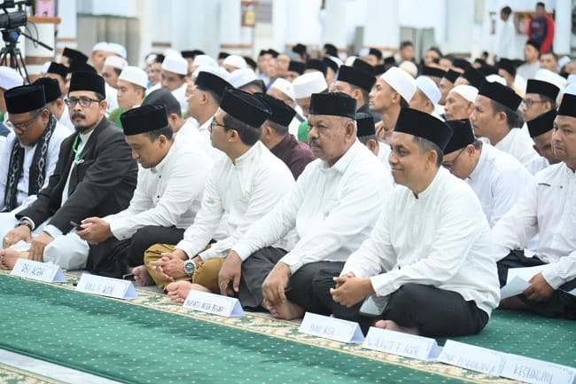 Kepala Dinas Syariat Islam (DSI) Kabupaten Aceh Besar Rusdi SSos MSi, menghadiri pelantikan serentak pengurus wilayah TASTAFI se-Aceh, pengurus perwakilan dalam dan luar negeri, serta koordinasi khusus periode 2026-2031 di Masjid Raya Baiturrahman, Jumat (15/5/2026) malam. FOTO/ MC ACEH BESAR Kepala Dinas Syariat Islam (DSI) Kabupaten Aceh Besar Rusdi SSos MSi, menghadiri pelantikan serentak pengurus wilayah TASTAFI se-Aceh, pengurus perwakilan dalam dan luar negeri, serta koordinasi khusus periode 2026-2031 di Masjid Raya Baiturrahman, Jumat (15/5/2026) malam. FOTO/ MC ACEH BESAR
