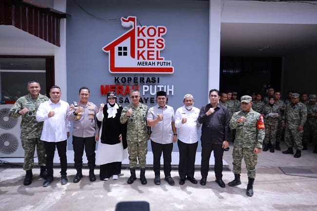 Bupati Aceh Besar, H. Muharram Idris foto bersama usai Launching Nasional 1.061 Titik KDKMP di Gedung KDKMP Desa Layeun, Kecamatan Leupung, Aceh Besar, Sabtu (16/5/2026). FOTO: (MC ACEH BESAR).