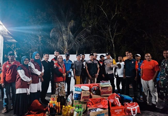 Kabid Linjamsos Dinas Sosial Aceh Besar, Munawar SKM MSi menyerahkan bantuan masa panik untuk korban kebakaran di Gampong Cureh Kecamatan Indrapuri, Aceh Besar, Sabtu (16/5/2026) malam. FOTO/ MC ACEH BESAR