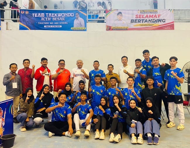 Ketua Umum KONI Aceh Besar Bakhtiar ST MSi foto bersama para atlet, pelatih dan official Taekwondo Aceh Besar usai meraih juara umum Pra Pora 2026, di Gedung Taekwondo PCC, Gampong Lampeudeu Baroh, Kecamatan Pidie, Kabupaten Pidie, Minggu (17/5/2026). FOTO/ DOK MC ACEH BESAR
