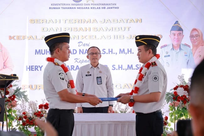 Prosesi serah sertijab Karutan Kelas IIB Jantho dari Muhammad Nasir SH MH kepada Hery Anggara Amd IP SH MSi, di halaman Rutan Kelas IIB Jantho, Kabupaten Aceh Besar, Senin (18/5/2026). FOTO/ MC ACEH BESAR Prosesi serah sertijab Karutan Kelas IIB Jantho dari Muhammad Nasir SH MH kepada Hery Anggara Amd IP SH MSi, di halaman Rutan Kelas IIB Jantho, Kabupaten Aceh Besar, Senin (18/5/2026). FOTO/ MC ACEH BESAR