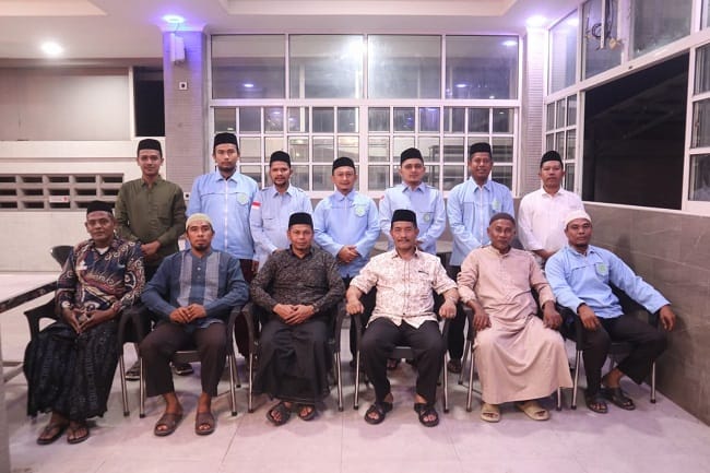 Foto bersama usai pertemuan Wakil Bupati Aceh Besar Drs H Syukri A Jalil dan DPD BKPRMI Aceh Besar, di D’ Energi Coffee, Lam Sayun, Kecamatan Ingin Jaya, Kabupaten Aceh Besar, Minggu (17/5/2026) malam. FOTO/ PROKOPIM PEMKAB ACEH BESAR