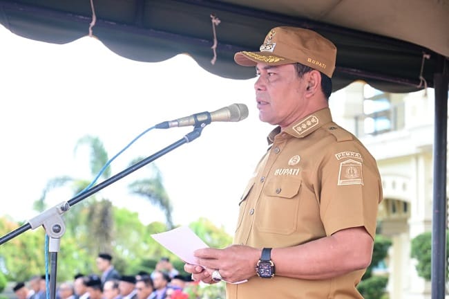Bupati Aceh Besar Muharram Idris saat menjadi Inspektur Upacara Peringatan Hari Buku Nasional di Halaman Kantor Bupati, Kota Jantho, Senin (18/5/2026). FOTO/MC ACEH BESAR