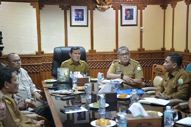 Wakil Gubernur Aceh H. Fadhlullah, didampingi Asisten Perekonomian dan Pembangunan Sekda Aceh, Ir. T. Robby Irza, S.SiT, MT, dan para Kepala SKPA/Biro terkait, memimpin Rapat Koordinasi Percepatan Pemulihan Pascabencana Hidrometeorologi Aceh yang diikuti para Bupati/Wali Kota dan lintas sektor terkait secara virtual dari Ruang Rapat Wakil Gubernur Aceh, Banda Aceh, Senin, (18/5/2026).