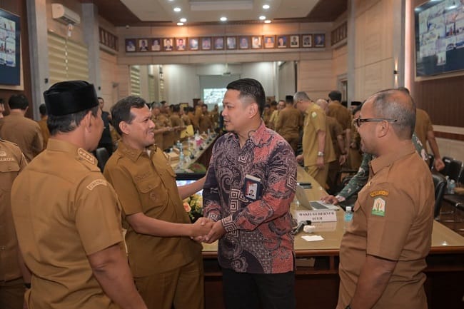 BERSALAMAN – Wakil Gubernur Aceh, Fadlullah, bersalaman dengan Kepala Satuan Tugas Direktorat Koordinasi dan Supervisi Wilayah I KPK, Harun Hidayat, di sela-sela rapat Koordinasi Pencegahan Korupsi dengan KPK RI di Aula Inspektorat Aceh, Banda Aceh (19/5/2026).