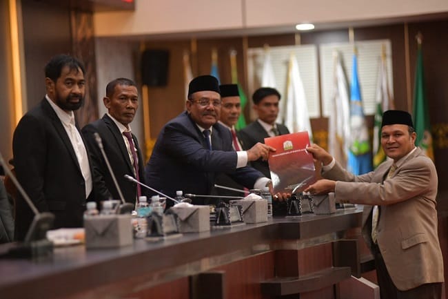 Gubernur Aceh, Muzakir Manaf menghadiri dan mendengarkan Hasil Penyampaian Rekomendasi DPRA terhadap LKPJ Gubernur Aceh Tahun 2025 pada rapat paripurna DPRA tahun 2026 di Gedung Utama DPR Aceh, Rabu, 20/05/2026.