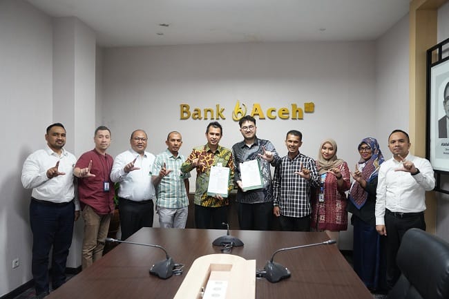 PT Bank Aceh Syariah resmi menjalin kerja sama strategis dengan PT PosSaku Mitra Usaha untuk memperkuat digitalisasi UMKM melalui integrasi layanan keuangan dan teknologi Point of Sale (POS), di Banda Aceh, Rabu (20/5/2026). FOTO/Humas Bank Aceh PT Bank Aceh Syariah resmi menjalin kerja sama strategis dengan PT PosSaku Mitra Usaha untuk memperkuat digitalisasi UMKM melalui integrasi layanan keuangan dan teknologi Point of Sale (POS), di Banda Aceh, Rabu (20/5/2026). FOTO/Humas Bank Aceh