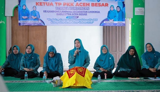 Ketua TP PKK Aceh Besar, Hj Rita Mayasari, menyampaikan arahannya, saat bersilaturrahmi dengan TP PKK Gampong Lampaya, Kecamatan Lhoknga, Kabupaten Aceh Besar, Rabu (20/5/2026). FOTO/ MC ACEH BESAR