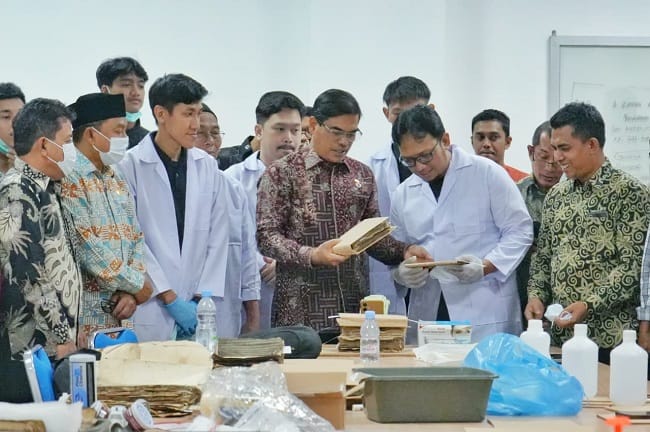 Keterangan foto: Rektor UIN Ar-Raniry Prof Dr Mujiburrahman di dampingi Dekan FAH Syarifuddin MA PhD meninjau langsung proses restorasi manuskrip kuno yang dilakukan terhadap koleksi masyarakat di Pidie Jaya dan Aceh Utara yang terdampak banjir, Kamis (21/5). Keterangan foto: Rektor UIN Ar-Raniry Prof Dr Mujiburrahman di dampingi Dekan FAH Syarifuddin MA PhD meninjau langsung proses restorasi manuskrip kuno yang dilakukan terhadap koleksi masyarakat di Pidie Jaya dan Aceh Utara yang terdampak banjir, Kamis (21/5).