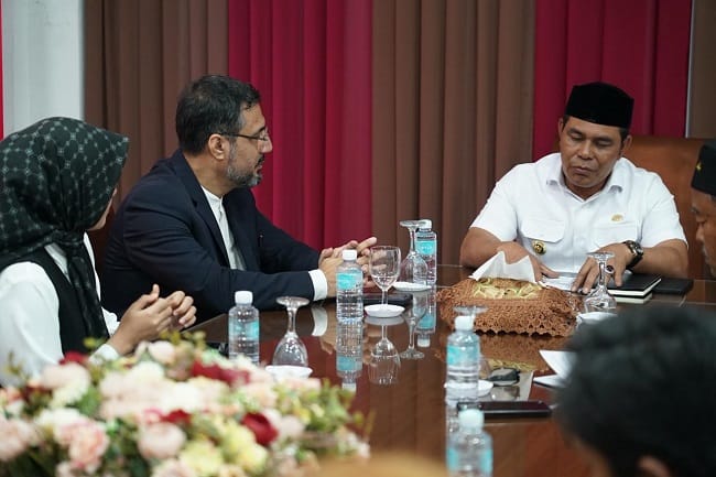 Bupati Aceh Besar H Muharram Idris menyambut kedatangan Konselor Kebudayaan Republik Islam Iran di Indonesia, Dr. Yahya Jahangiri, di gedung Dekranasda Aceh Besar, Gampong Gani Kecamatan Ingim Jaya, Aceh Besar, Kamis (21/5/2026). FOTO/ MC ACEH BESAR