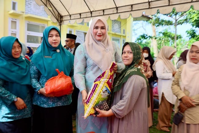 Ketua TP PKK Aceh Besar Hj Rita Mayasari mendampingi Ketua TP PKK Aceh Marlina Muzakir saat penyerahan paket Pasar Murah yang digelar di Kecamatan Peukan Bada, Aceh Besar, Kamis (21/5/2026). FOTO/ MC ACEH BESAR Ketua TP PKK Aceh Besar Hj Rita Mayasari mendampingi Ketua TP PKK Aceh Marlina Muzakir saat penyerahan paket Pasar Murah yang digelar di Kecamatan Peukan Bada, Aceh Besar, Kamis (21/5/2026). FOTO/ MC ACEH BESAR