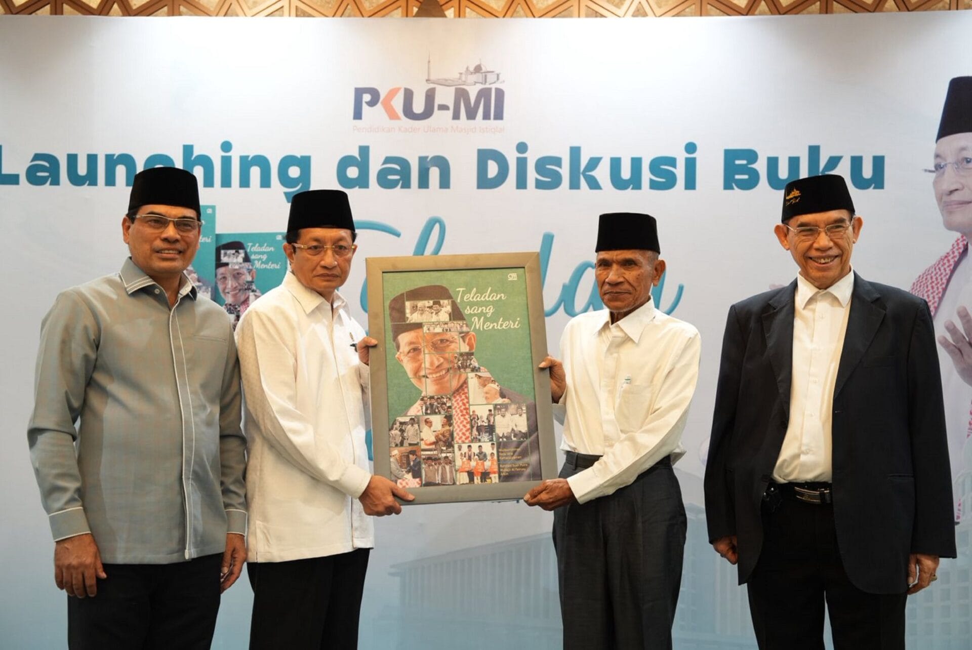 PELUNCURAN BUKU - Menteri Agama (Menag) RI, Nasaruddin Umar foto bersama usai peluncuran buku “Teladan Sang Menteri” di Ruang VIP Masjid Istiqlal Jakarta, Senin (6/4/2026).