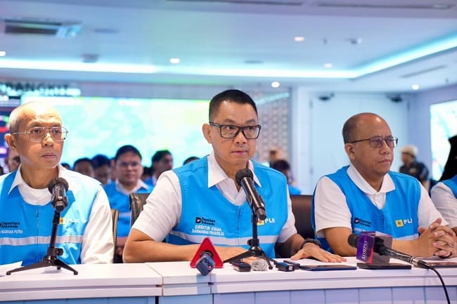 Direktur Utama PLN, Darmawan Prasodjo (tengah) didampingi jajaran direksi PLN saat konferensi pers di Kantor Pusat PLN, Sabtu (23/5) mengatakan seluruh petugas dan tim teknis PLN terus bekerja all out selama 24 jam di lapangan agar pasokan listrik kepada masyarakat dapat segera pulih kembali secara bertahap dan aman.