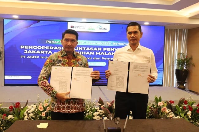 KESEPAKATAN BERSAMA - Sekretaris Daerah Aceh M Nasir, S.IP., MPA., didampingi Asisten Perekonomian dan Pembangunan Sekda Aceh T Robby Irza, S.SiT., MT., Kepala Dinas Perhubungan Aceh T Faisal, ST., MT., serta para kepala biro menghadiri penandatanganan Kesepakatan Bersama Pengoperasian Lintasan Penyeberangan Jakarta-Pelabuhan Malahayati antara PT ASDP Indonesia Ferry (Persero) dan Pemerintah Aceh di Kantor ASDP Jakarta, Sabtu (23/5/2026). KESEPAKATAN BERSAMA - Sekretaris Daerah Aceh M Nasir, S.IP., MPA., didampingi Asisten Perekonomian dan Pembangunan Sekda Aceh T Robby Irza, S.SiT., MT., Kepala Dinas Perhubungan Aceh T Faisal, ST., MT., serta para kepala biro menghadiri penandatanganan Kesepakatan Bersama Pengoperasian Lintasan Penyeberangan Jakarta-Pelabuhan Malahayati antara PT ASDP Indonesia Ferry (Persero) dan Pemerintah Aceh di Kantor ASDP Jakarta, Sabtu (23/5/2026).