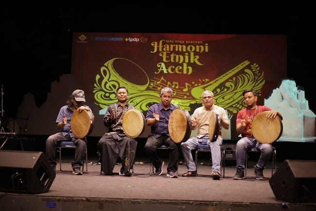 Kepala Balai Pelestarian Kebudayaan Wilayah Aceh, Piet Rusdi bersama Ketua Komunitas Endatu Kreatif, Rizqi Mubarak, Ketua Majelis Seniman Aceh, Chairiyan Ramli, musisi senior Aceh, Moritza Thaher, dan Sekretaris Komunitas Endatu Kreatif, Subur Dani menabuh rapai saat pembukaan kegiatan Gema Tanah Rencong: Harmoni Etnik Aceh Tribute to Nyawoung di Indoor Taman Senin dan Budaya Aceh, Minggu (24/5/2026).