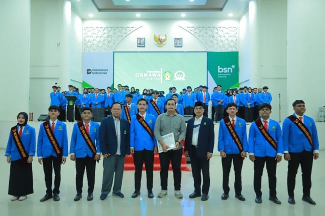 Keterangan Foto: Rektor Prof Dr Mujiburrahman MAg resmi melantik pengurus Dewan Eksekutif Mahasiswa (DEMA) dan Senat Mahasiswa (SEMA) UIN Ar-Raniry periode 2026–2027, Minggu (24/5/2026) malam. Keterangan Foto: Rektor Prof Dr Mujiburrahman MAg resmi melantik pengurus Dewan Eksekutif Mahasiswa (DEMA) dan Senat Mahasiswa (SEMA) UIN Ar-Raniry periode 2026–2027, Minggu (24/5/2026) malam.