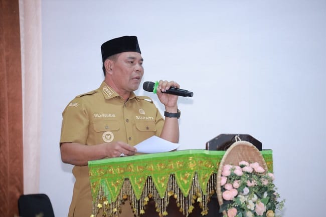 Bupati Aceh Besar H. Muharram Idris menyampaikan arahan saat membuka Rakor Kecamatan Tahun 2026 di Gedung Dekranasda Aceh Besar, Gampong Gani, Senin (25/5/2026). FOTO/ MC ACEH BESAR Pemerintah Kabupaten Aceh Besar terus memperkuat sinergi dan koordinasi hingga tingkat kecamatan sebagai langkah strategis