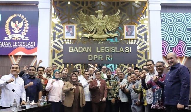 FOTO BERSAMA – Gubernur Aceh Muzakir Manaf alias Mualem melakukan foto bersama anggota Banleg DPR RI dan DPRA usai RDP DPR RI terkait revisi UUPA, di Ruang Rapat Baleg DPR RI, Jakarta, Senin (25/5/2026). FOTO BERSAMA – Gubernur Aceh Muzakir Manaf alias Mualem melakukan foto bersama anggota Banleg DPR RI dan DPRA usai RDP DPR RI terkait revisi UUPA, di Ruang Rapat Baleg DPR RI, Jakarta, Senin (25/5/2026).