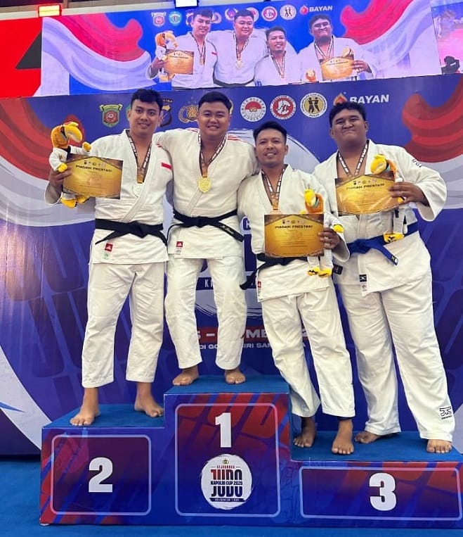 Bripda M. Dimas Pratama saat bertanding melawan atlet Polda Metro Jaya dalam partai final kelas +90 kg Kejuaraan Judo Piala Kapolri Cup 2026 di GOR Segiri, Samarinda. Dimas sukses menyumbang medali emas untuk Polda Aceh.