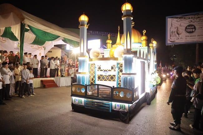 Bupati Aceh Besar H Muharram Idris didampingi Forkopimda melepas peserta Pawai Takbiran Idul Adha 1447 H di halaman depan Masjid Jamik Lambaro, Kecamatan Ingin Jaya, Selasa (27/5/2026) malam. FOTO/PROKOPIM PEMKAB ACEH BESAR