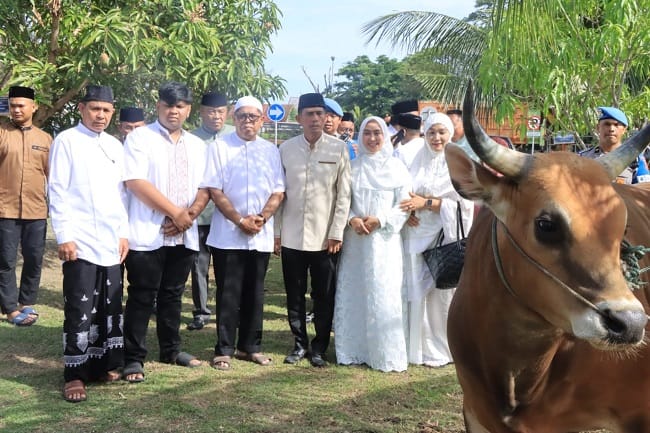Kapolda Aceh Irjen Pol. Marzuki Ali Basyah bersama Wakapolda Aceh Brigjen Pol. Ari Wahyu Widodo, Ketua Bhayangkari Daerah Aceh Ny. Ira Marzuki, dan jajaran berfoto bersama usai penyerahan hewan kurban secara simbolis pada kegiatan penyembelihan hewan kurban Iduladha 1447 H di Mapolda Aceh, Rabu (27/5/2026). Foto: (Humas Polda Aceh).