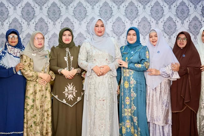 SILATURAHMI - Marlina Istri Gubernur Aceh saat menggelar open house halal bi Halal dan Silaturrahmi Hari Raya Idul Adha 1447 Hijriah, bersama warga di Gampong Keutambang Kecamatan Pante Ceureumen, Aceh Barat, Kamis (28/5/2026).
