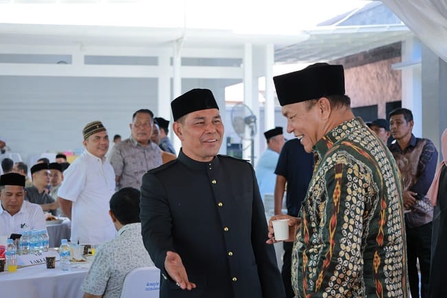 Bupati Aceh Besar H. Muharram Idris menyambut tamu saat open house dirumah pribadinya di Gampong Ajuen Lam Hasan, Kecamatan Peukan Bada, Kamis (28/5/2026). FOTO/MC ACEH BESAR Bupati Aceh Besar H. Muharram Idris menyambut tamu saat open house dirumah pribadinya di Gampong Ajuen Lam Hasan, Kecamatan Peukan Bada, Kamis (28/5/2026). FOTO/MC ACEH BESAR