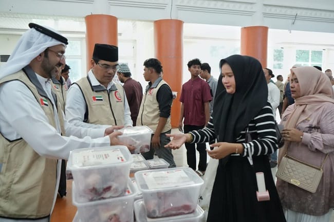 MEMBAGIKAN PAKET DAGING – Ketua Yayasan Masjid Raya Sheikh Zayed Solo, Sultan Faisal Al Remeithi bersama Rektor UIN Ar-Raniry Prof Dr Mujiburrahman, membagikan paket daging kurban kepada civitas akademika dan masyarakat, di Auditorium Prof Ali Hasjmy, Jum'at (29/5/2026). MEMBAGIKAN PAKET DAGING – Ketua Yayasan Masjid Raya Sheikh Zayed Solo, Sultan Faisal Al Remeithi bersama Rektor UIN Ar-Raniry Prof Dr Mujiburrahman, membagikan paket daging kurban kepada civitas akademika dan masyarakat, di Auditorium Prof Ali Hasjmy, Jum'at (29/5/2026).