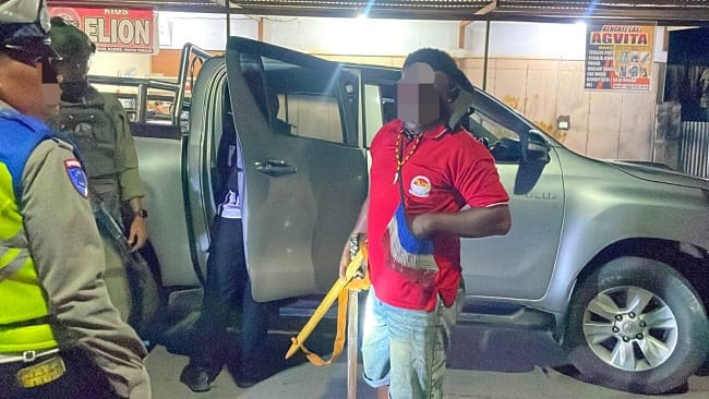 Personel gabungan Polres Nabire bersama Satgas Tindak Operasi Damai Cartenz-2026 mengamankan satu bilah senjata tajam saat patroli dan razia kendaraan di sejumlah titik rawan kriminalitas di Kota Nabire, Papua Tengah, Kamis (28/5/2026) malam.(Dokumentasi Satgas Damai Cartenz 2026.)