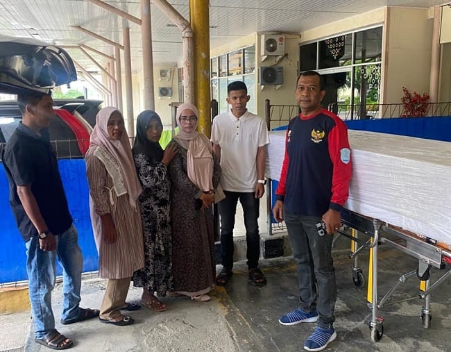 PEMULANGAN JENAZAH - Wakil Gubernur Aceh, Fadhlullah menunjukkan kepeduliannya terhadap warga Aceh di perantauan dengan membantu proses pemulangan jenazah almarhumah Fatimah Zahra, warga Gampong Tufah Jeulatang, Kecamatan Glumpang Tiga, Kabupaten Pidie. Almarhumah meninggal dunia di Malaysia pada 28 Mei 2026.
