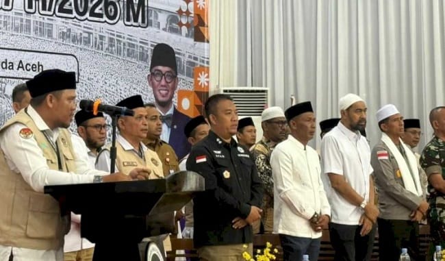 Ketua DPR Aceh, Zulfadhli, mendampingi Gubernur Aceh Muzakir Manaf (Mualem) saat melepas keberangkatan jemaah haji Kloter I Embarkasi Aceh di Asrama Haji Banda Aceh, Selasa, 5 Mei 2026. Kloter pertama yang berjumlah 393 jemaah dijadwalkan berangkat menuju Madinah pada Rabu dini hari. Foto: Ist.