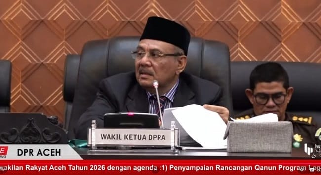 Wakil Ketua DPRA H. Ali Basrah, S.Pd., M.M., memimpin Rapat Paripurna di Gedung Utama DPRA, Banda Aceh. FOTO: YouTube DPRA