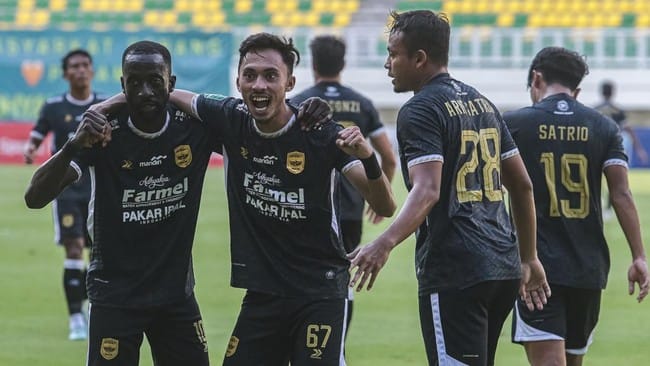 Adhyaksa FC lolos ke Super League musim depan usai kalahkan Persipura 1-0. (ANTARA FOTO/Angga Budhiyanto) Baca artikel CNN Indonesia 