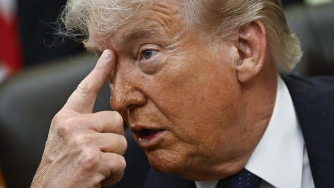 Perusahaan induk Truth Social, platform media sosial milik Presiden AS Donald Trump tekor besar alias rugi hampir Rp7 triliun pada kuartal I 2026. (Foto: Kent NISHIMURA / AFP)