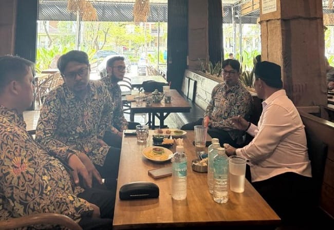 Bupati Aceh Besar, H Muharram Idris atau akrab disapa Syech Muharram mengusulkan pelebaran Jalan Kajhu hingga pintu tol Baitussalam Bupati Aceh Besar, H Muharram Idris atau akrab disapa Syech Muharram mengusulkan pelebaran Jalan Kajhu hingga pintu tol Baitussalam