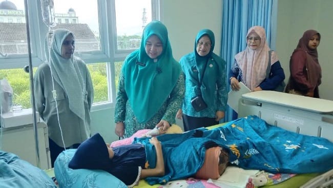 Ketua TP PKK Aceh Besar Hj. Rita Mayasari mengunjungi Raisa (13), pejuang kanker tulang, untuk memberikan dukungan dan semangat, di ruang perawatan Gedung Onkologi RSUZA, Sabtu (23/5/2026). FOTO/ MC ACEH BESAR Ketua TP PKK Aceh Besar Hj. Rita Mayasari mengunjungi Raisa (13), pejuang kanker tulang, untuk memberikan dukungan dan semangat, di ruang perawatan Gedung Onkologi RSUZA, Sabtu (23/5/2026). FOTO/ MC ACEH BESAR