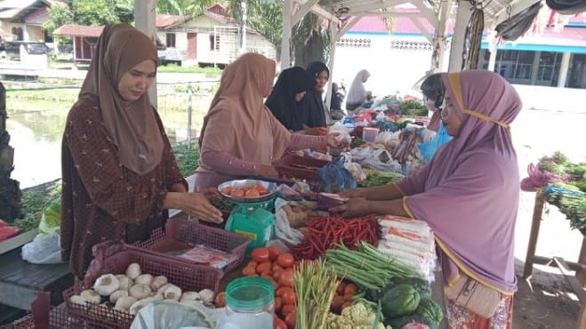 Kelompok perempuan pedagang Pasar Mini BUMG Leu Ue menerima bantuan modal usaha dari BUMDesma Sejahtera Darul Imarah di Kantor Keuchik Gampong Leu Ue, Sabtu (23/5/2026). FOTO/ MC ACEH BESAR Kelompok perempuan pedagang Pasar Mini BUMG Leu Ue menerima bantuan modal usaha dari BUMDesma Sejahtera Darul Imarah di Kantor Keuchik Gampong Leu Ue, Sabtu (23/5/2026). FOTO/ MC ACEH BESAR