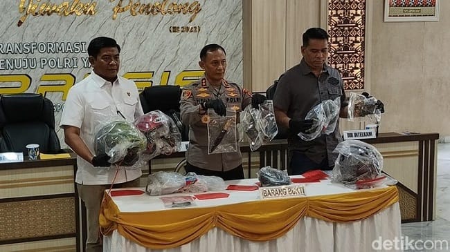 Kapolda Lampung Irjen Helfi Assegaf menunjukkan barang bukti dari pelaku curanmor yang tembak Bripka Anm Arya (Foto: Tommy Saputra)