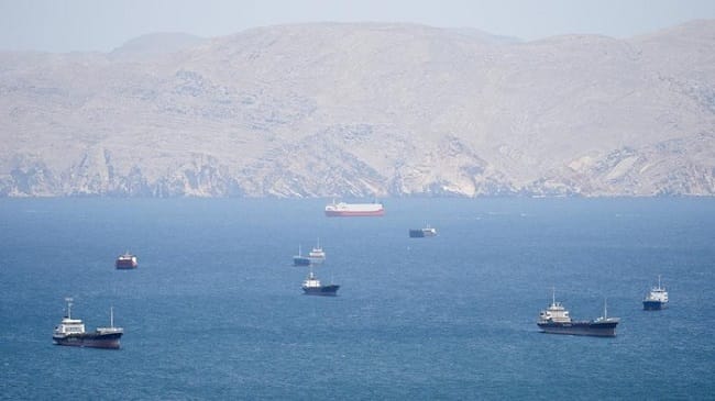 Lalu lintas kapal di Selat Hormuz melambat. (REUTERS/Stringer) Baca artikel detiknews, 
