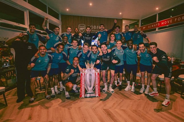 Para pemain Arsenal merayakan gelar juara Premier League 2025/2026 di kamp latihan dengan trofi replika (c) Dok. Arsenal-1_1e3d34d Para pemain Arsenal merayakan gelar juara Premier League 2025/2026 di kamp latihan dengan trofi replika (c) Dok. Arsenal