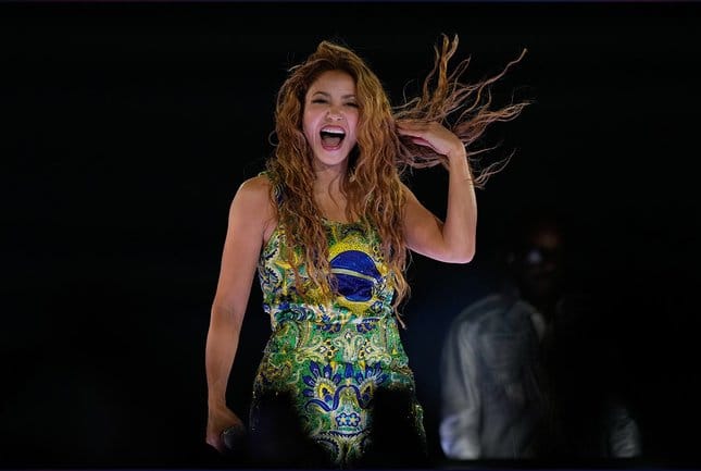 Shakira ketika perform di konser Pantai Copacabana, Rio de Janeiro, 2 Mei 2026. Foto: AP Photo/Silvia Izquierdo