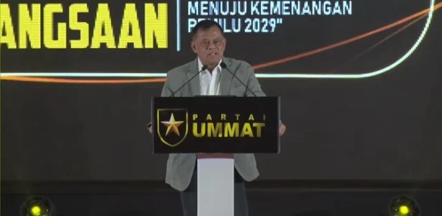 ALASAN DICOPOT - Mantan Panglima TNI, Jenderal (Purn) Gatot Nurmantyo, saat berpidato dalam Milad ke-5 Partai Ummat yang digelar di Kabupaten Sleman, DIY, pada Minggu (3/5/2026). Gatot menyebut dirinya dicopot dari jabatannya sebagai Panglima TNI karena tak turuti Jokowi yang minta naikkan pangkat pati menjadi bintang tiga.