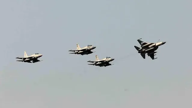 Jet tempur JF-17 Thunder kursi ganda, produk dari usaha patungan antara Pakistan Aeronautical Complex (PAC), dan Kamra China dan Chengdu Aircraft Industry Corporation (CAC).