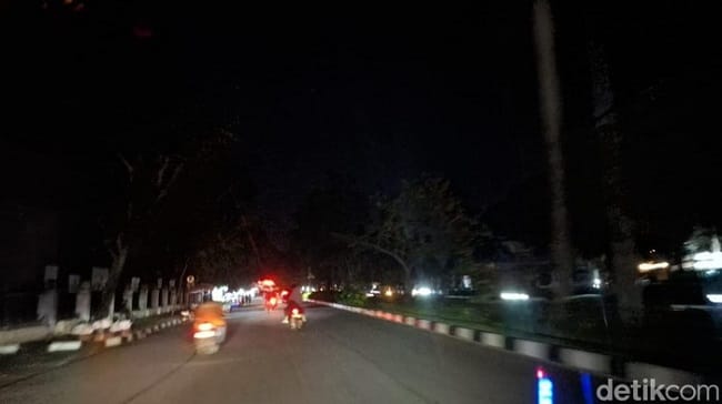 Penampakan jalanan di Pekanbaru gelap karena listrik padam. (Dok. Raja Adil/detikSumut) Penampakan jalanan di Pekanbaru gelap karena listrik padam. (Dok. Raja Adil/detikSumut)