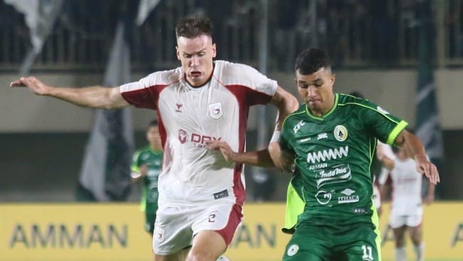 Duel PSS vs Garudayaksa pada final Championship Liga 2. (ANTARA FOTO/Andreas Fitri Atmoko)