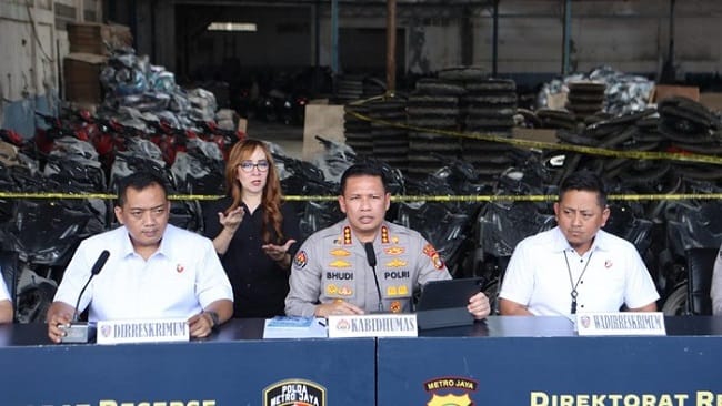 Polda Metro Jaya membongkar gudang penadah motor hasil kejahatan di Jaksel. (Dok. Istimewa)