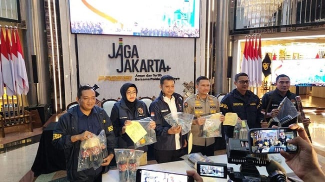 Foto: Polda Metro Jaya mengamankan 101 orang yang diduga akan membuat rusuh dalam perayaan May Day 2026 di Jakarta hari ini. Polisi menyita molotov hingga sajam (Adrial/detikcom)
