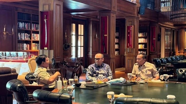 Foto: Prabowo diskusi dengan Ketua PPATK Ivan (Dok.Instagram/sekretariat.kabinet) Baca artikel detiknews, 