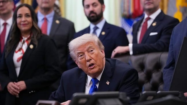 Presiden AS Donald Trump berbicara saat penandatanganan perintah eksekutif di Ruang Oval Gedung Putih pada 30 April 2026 di Washington DC. (Andrew Harnik/Getty Images)