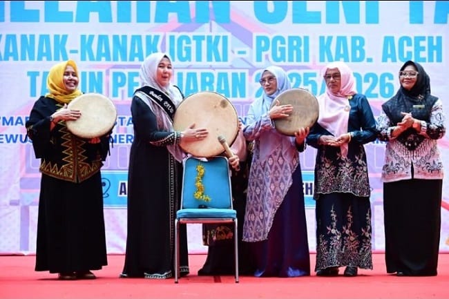 Bunda PAUD Aceh Besar, Hj. Rita Mayasari, didampingi Ketua Pokja Bunda PAUD Hj. Nurul Fazli S.Ag dan Ketua DWP Aceh Besar Nurbaiti memukul rapai pertanda dimulainya kegiatan Pagelaran Seni Tari tingkat TK Se Aceh Besar di Gedung AAC Dayan Dawood,